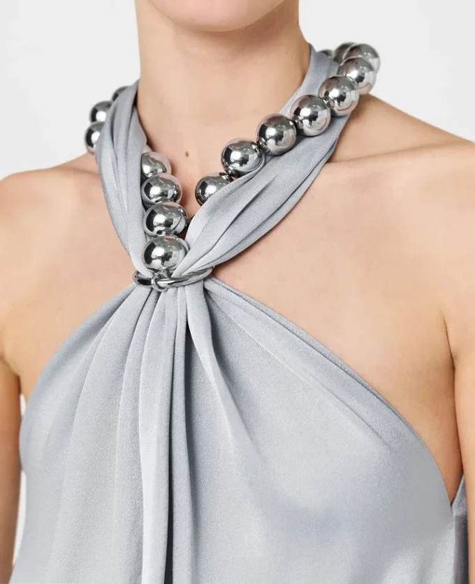 Maxiklänning i satin med halterneck och kedjekrage Maxiklänning i satin med halterneck och kedjekrage