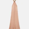 Maxiklänning i satin med kedja och halterneck Maxiklänning i satin med kedja och halterneck