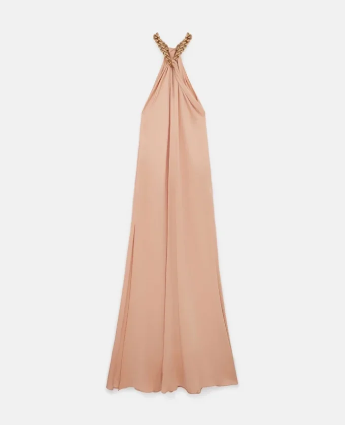 Maxiklänning i satin med kedja och halterneck Maxiklänning i satin med kedja och halterneck