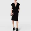 Midi-klänning med djup V-ringning och korta ärmar
