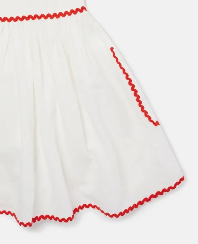 Ängelsvansbroderad ärmlös klänning Ängelsvansbroderad ärmlös klänning