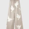 Oversized byxor med dragsko och duvtryck Oversized byxor med dragsko och duvtryck