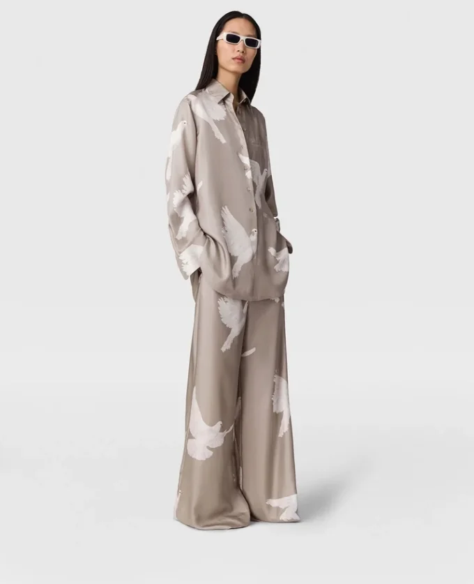 Oversized byxor med dragsko och duvtryck Oversized byxor med dragsko och duvtryck