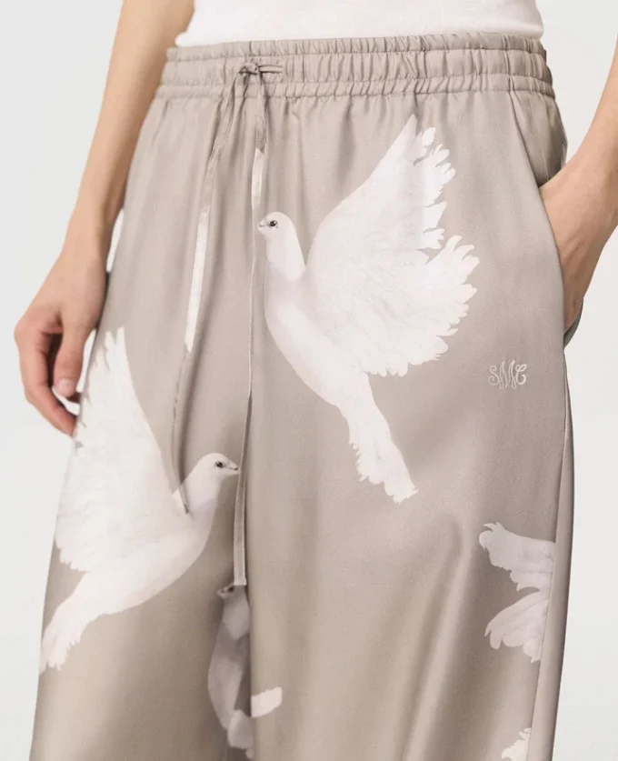 Oversized byxor med dragsko och duvtryck Oversized byxor med dragsko och duvtryck