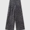Oversized byxor med dragsko och leopardmönster Oversized byxor med dragsko och leopardmönster
