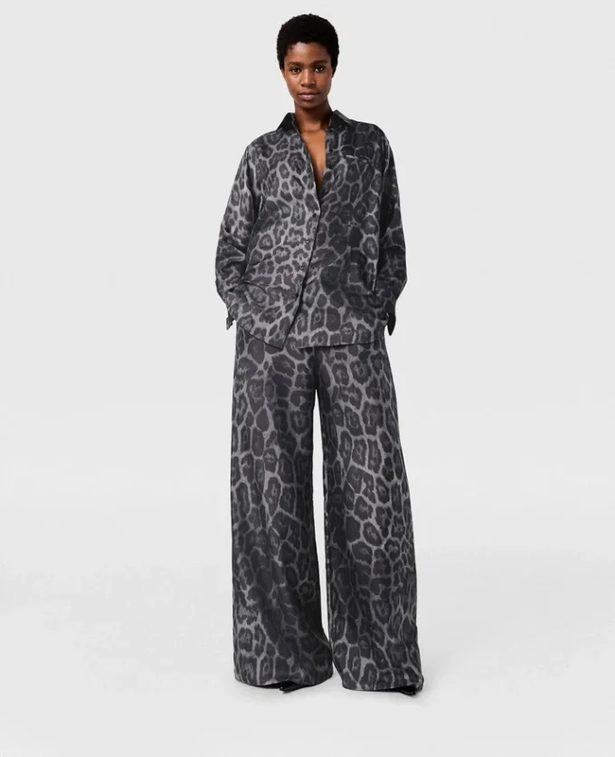 Oversized byxor med dragsko och leopardmönster Oversized byxor med dragsko och leopardmönster