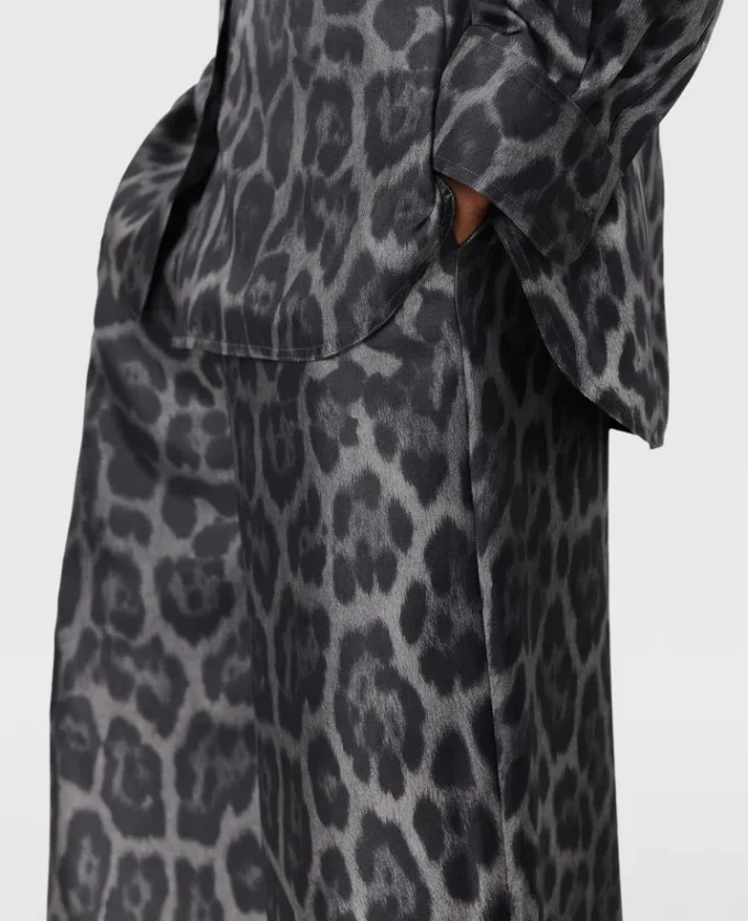 Oversized byxor med dragsko och leopardmönster Oversized byxor med dragsko och leopardmönster