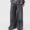 Oversized byxor med dragsko och leopardmönster Oversized byxor med dragsko och leopardmönster