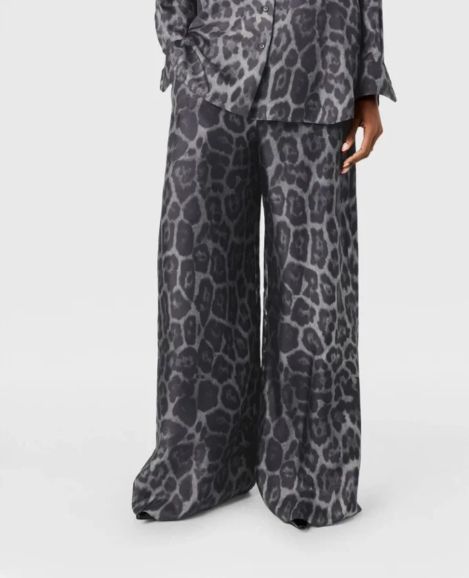 Oversized byxor med dragsko och leopardmönster Oversized byxor med dragsko och leopardmönster