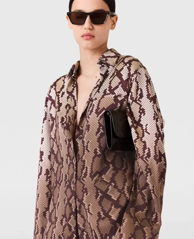 Oversized skjorta med ormmönster Oversized skjorta med ormmönster