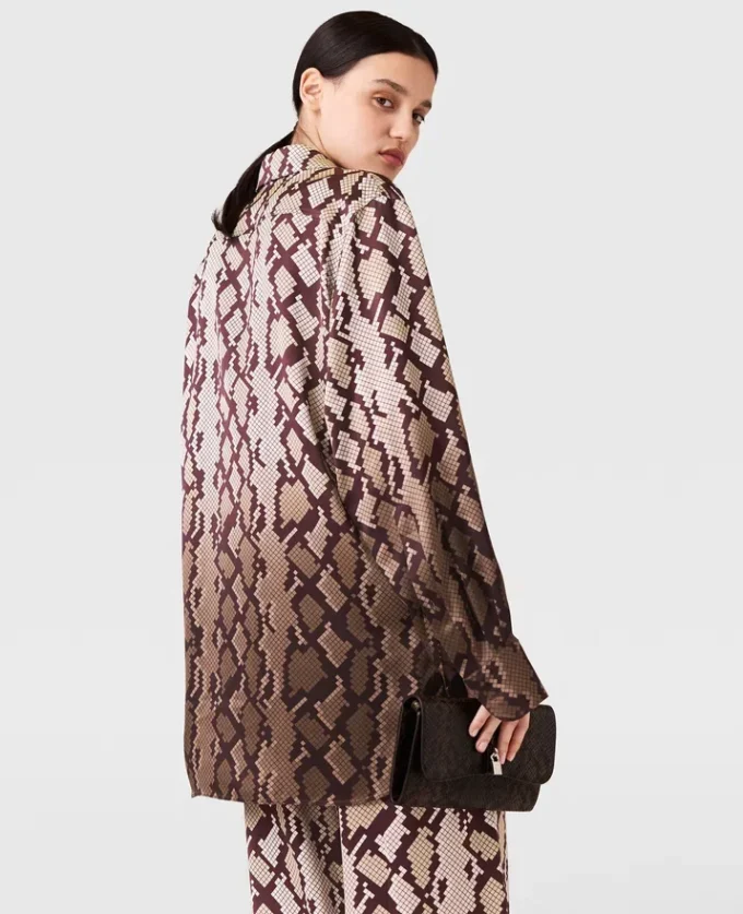 Oversized skjorta med ormmönster Oversized skjorta med ormmönster