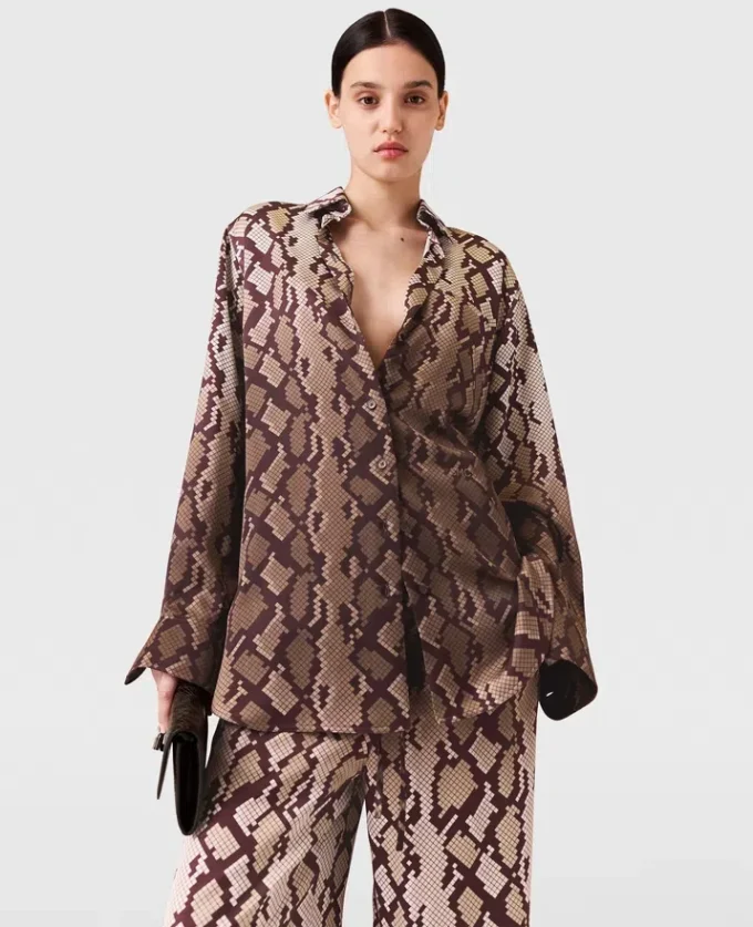 Oversized skjorta med ormmönster Oversized skjorta med ormmönster