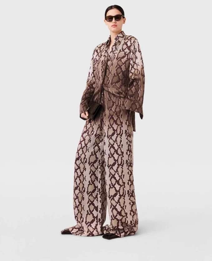 Oversized skjorta med ormmönster Oversized skjorta med ormmönster