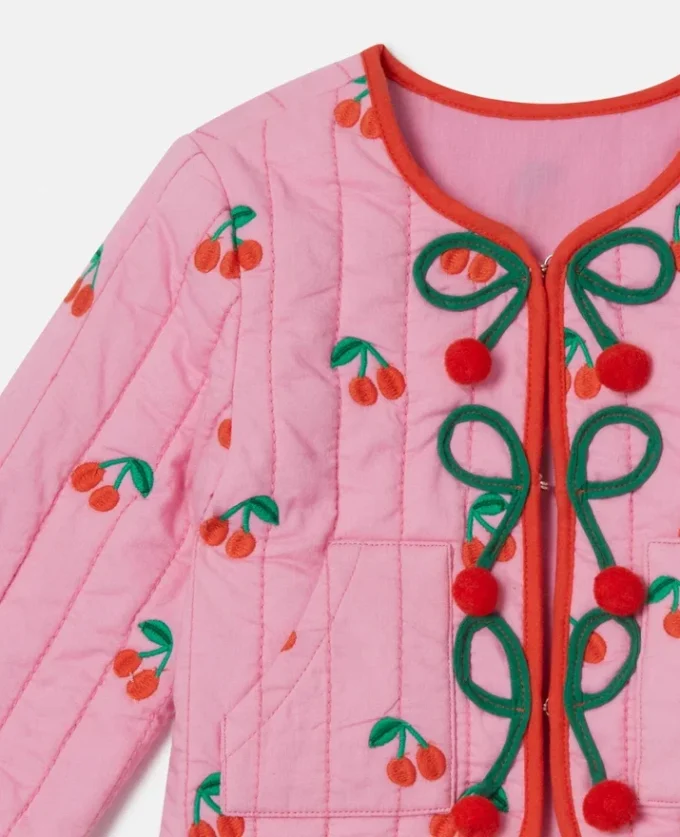 Quiltad jacka med körsbärsmönster Quiltad jacka med körsbärsmönster