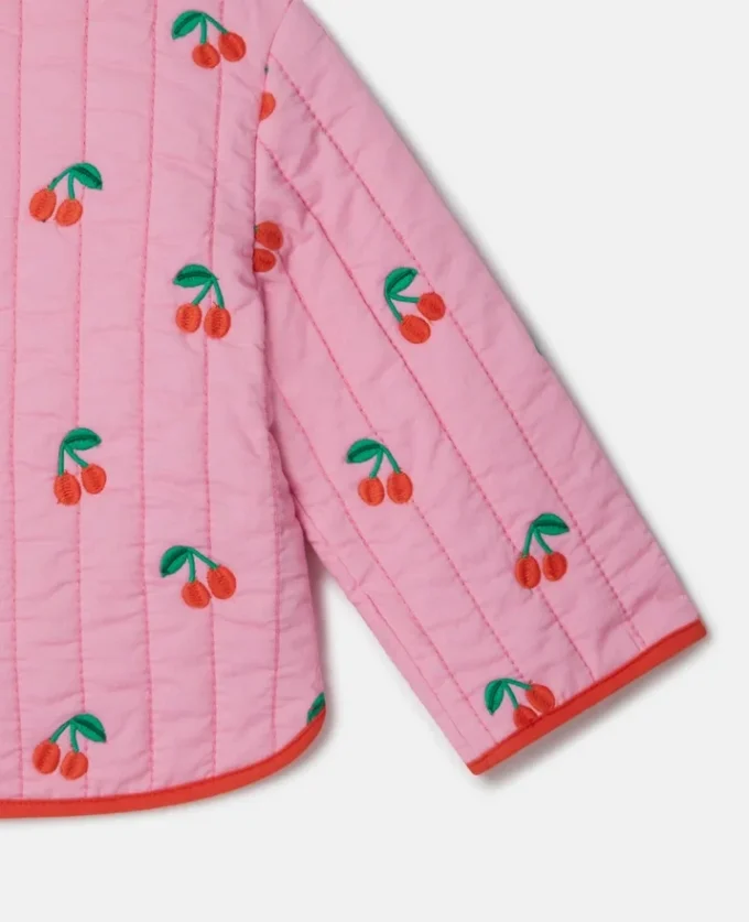 Quiltad jacka med körsbärsmönster Quiltad jacka med körsbärsmönster
