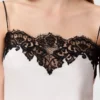 Ärmlös topp i spets och satin Ärmlös topp i spets och satin