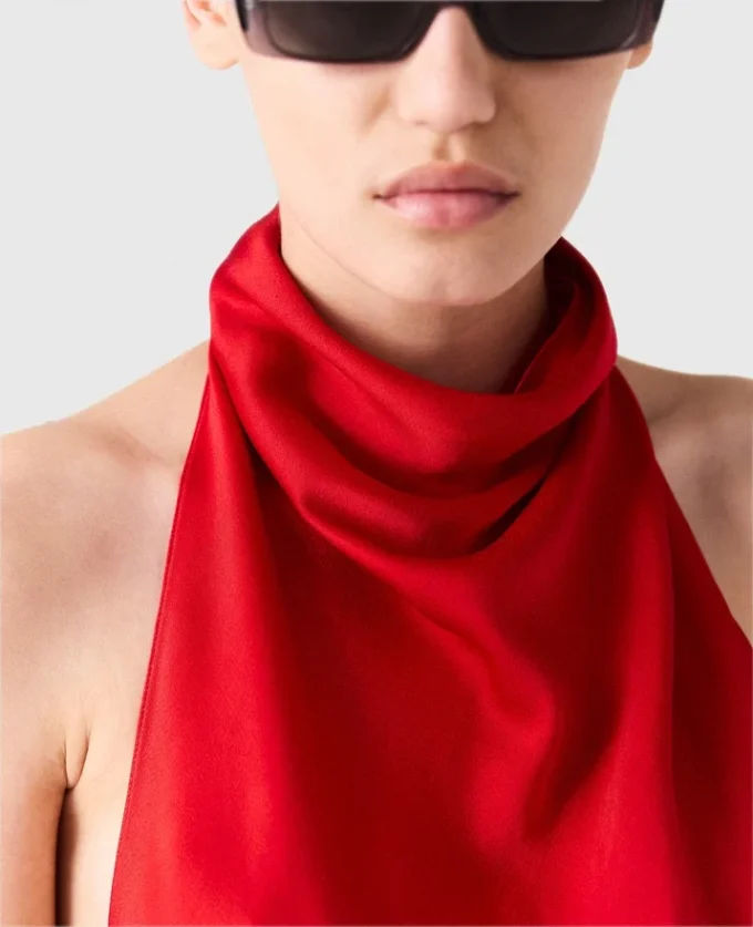 Satintopp med halterneck Satintopp med halterneck