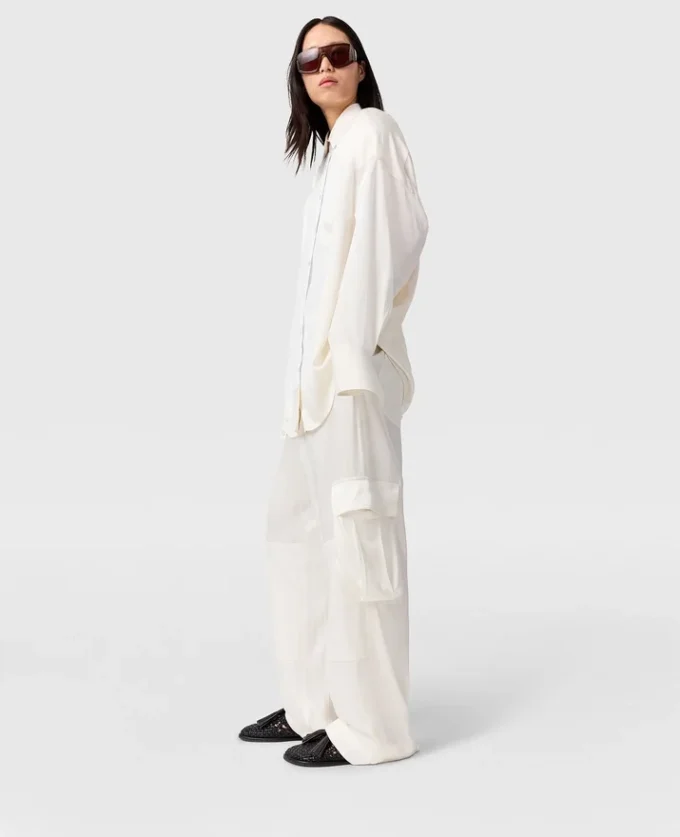 Slouchy cargobyxor med satinpaneler Slouchy cargobyxor med satinpaneler