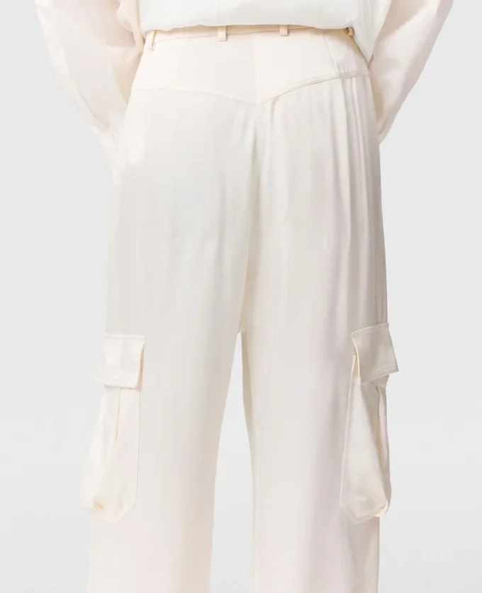 Slouchy cargobyxor med satinpaneler Slouchy cargobyxor med satinpaneler