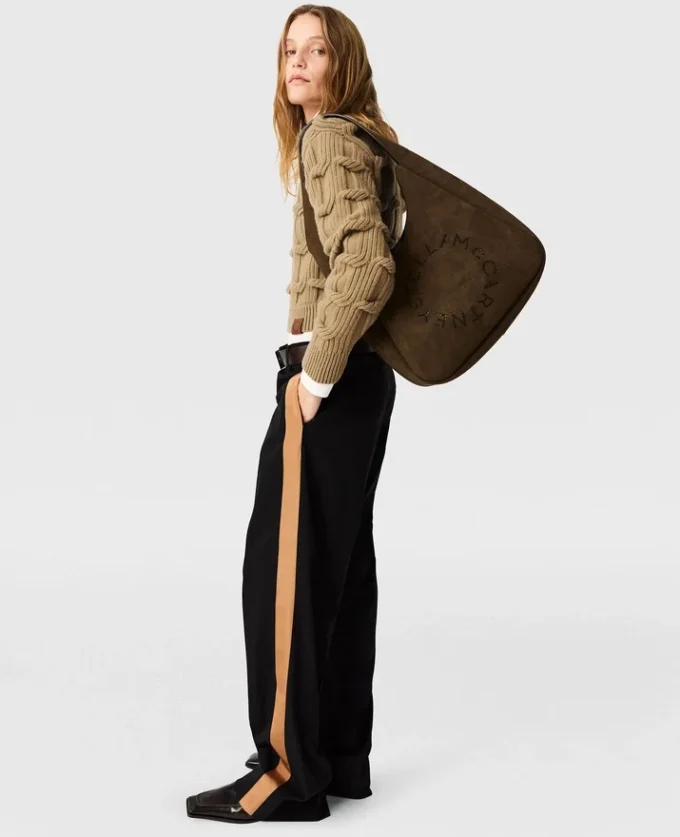 Stor hobo-väska i mocka med logotyp Stor hobo-väska i mocka med logotyp