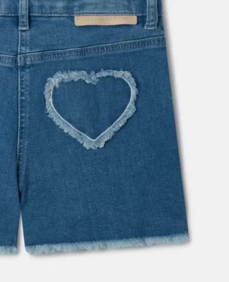 Stretch-denimshorts med fransade hjärtlapper