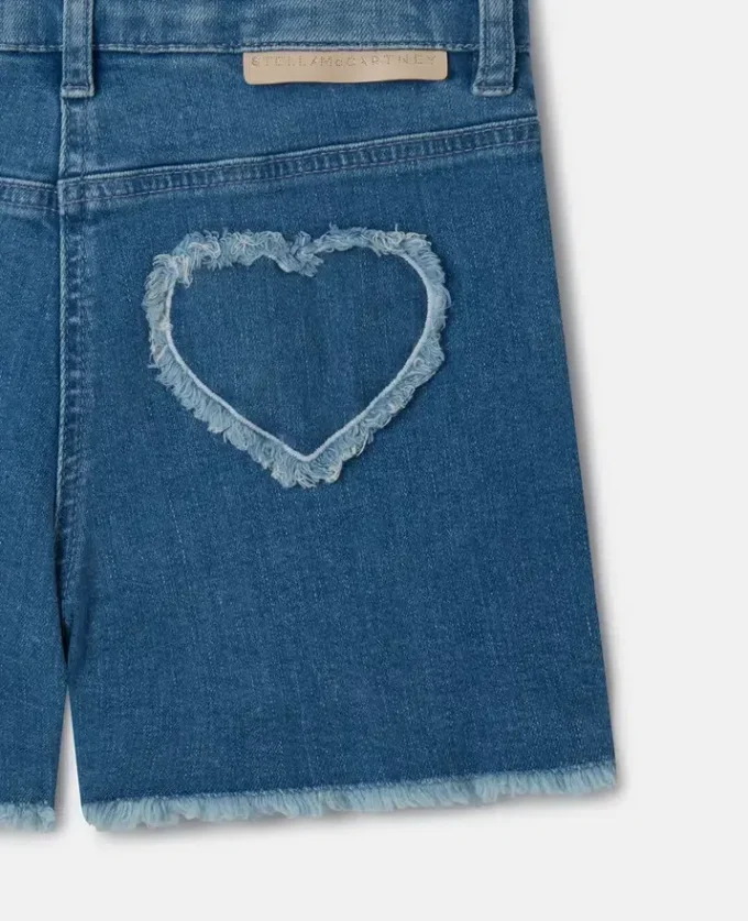 Stretch-denimshorts med fransade hjärtlapper