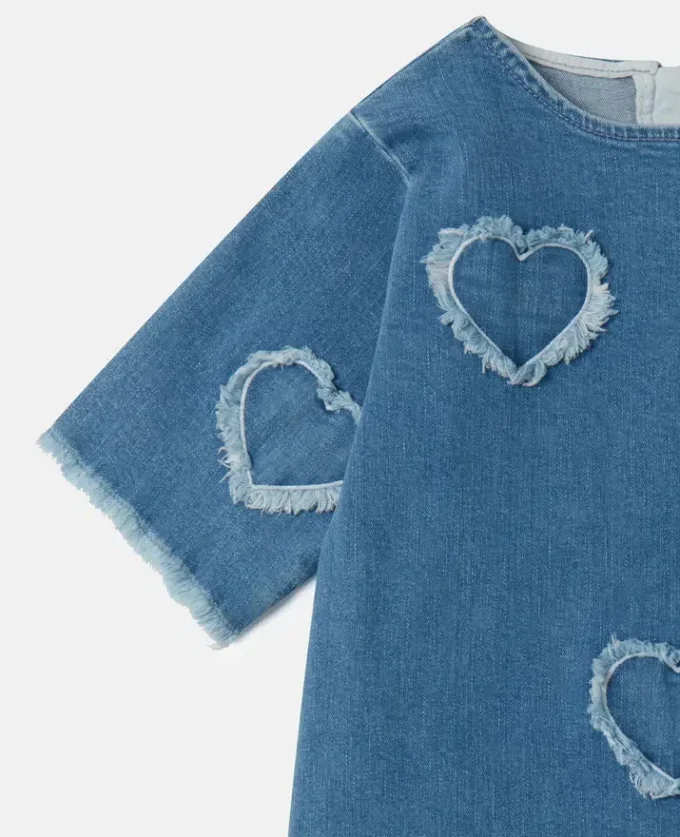 Stretchdenimklänning med fransade hjärtapatchar
