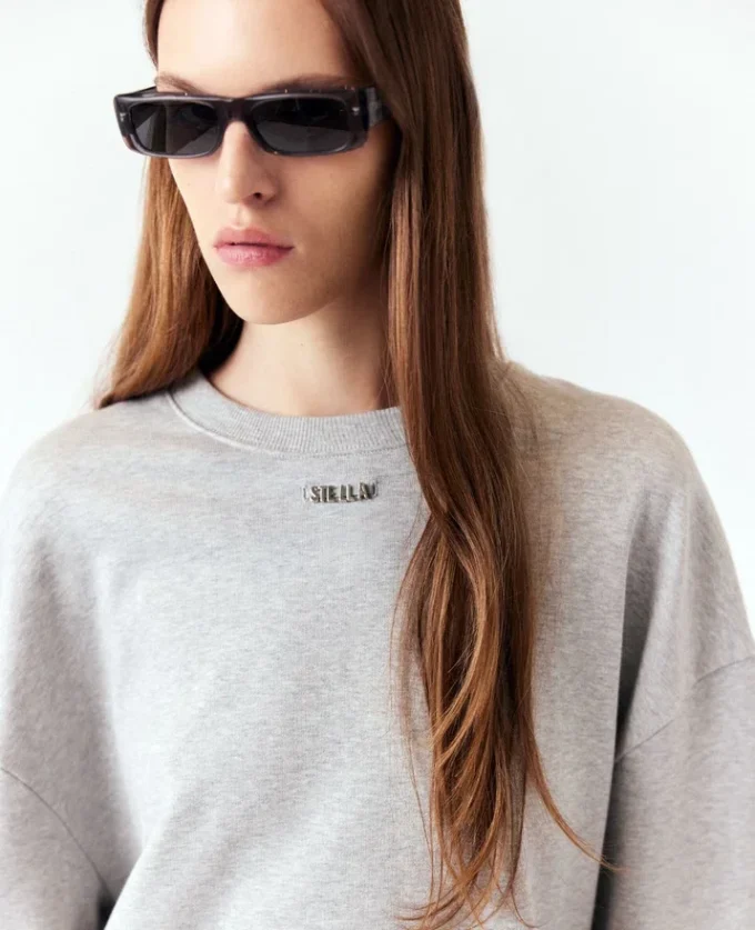 Sweatshirt med logotypsmycke Sweatshirt med logotypsmycke