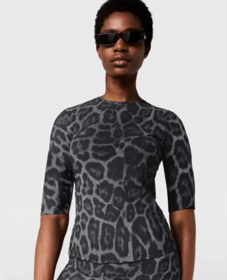T-shirt med korta ärmar och leopardmönster T-shirt med korta ärmar och leopardmönster