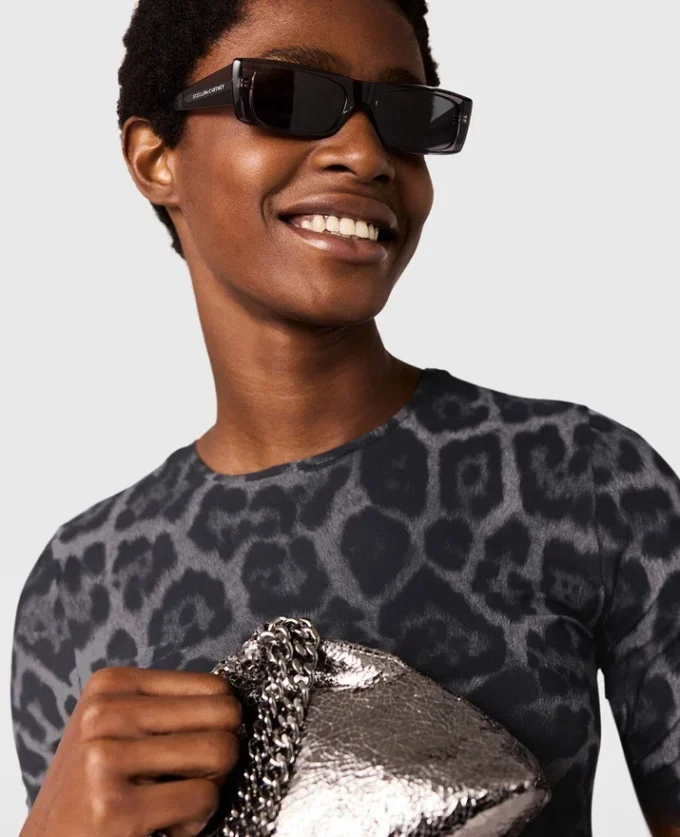 T-shirt med korta ärmar och leopardmönster T-shirt med korta ärmar och leopardmönster
