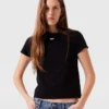 T-shirt med logotypsmycke T-shirt med logotypsmycke
