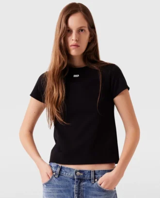 T-shirt med logotypsmycke