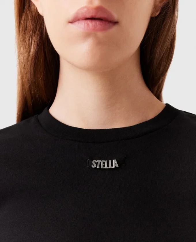 T-shirt med logotypsmycke T-shirt med logotypsmycke