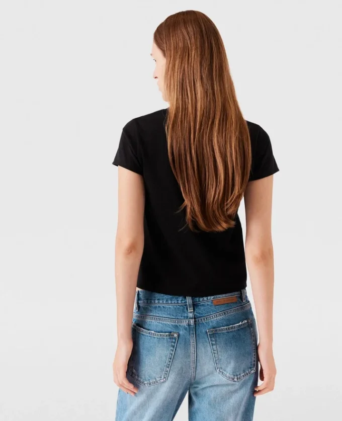 T-shirt med logotypsmycke T-shirt med logotypsmycke