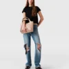 T-shirt med logotypsmycke T-shirt med logotypsmycke