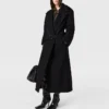 Trenchcoat med bälte och tonad spänne