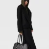 Trenchcoat med bälte och tonad spänne