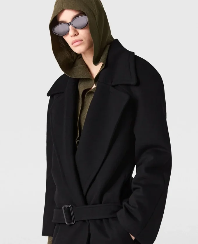 Trenchcoat med bälte och tonad spänne