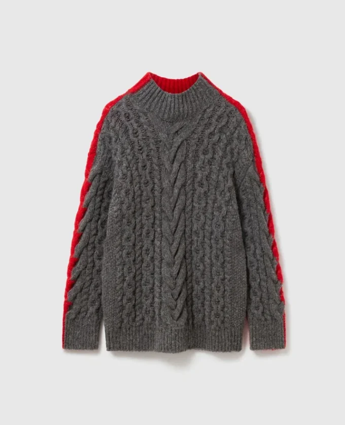 Tröja med snörda ärmar och kabelstickad turtleneck Tröja med snörda ärmar och kabelstickad turtleneck