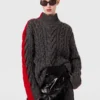 Tröja med snörda ärmar och kabelstickad turtleneck Tröja med snörda ärmar och kabelstickad turtleneck
