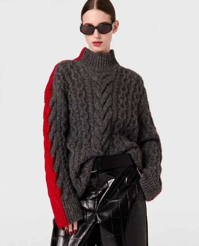 Tröja med snörda ärmar och kabelstickad turtleneck Tröja med snörda ärmar och kabelstickad turtleneck