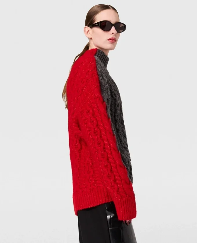 Tröja med snörda ärmar och kabelstickad turtleneck Tröja med snörda ärmar och kabelstickad turtleneck