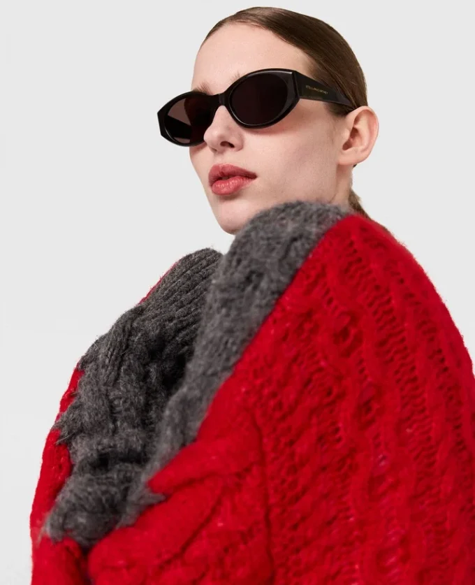 Tröja med snörda ärmar och kabelstickad turtleneck Tröja med snörda ärmar och kabelstickad turtleneck
