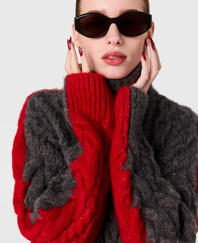 Tröja med snörda ärmar och kabelstickad turtleneck Tröja med snörda ärmar och kabelstickad turtleneck