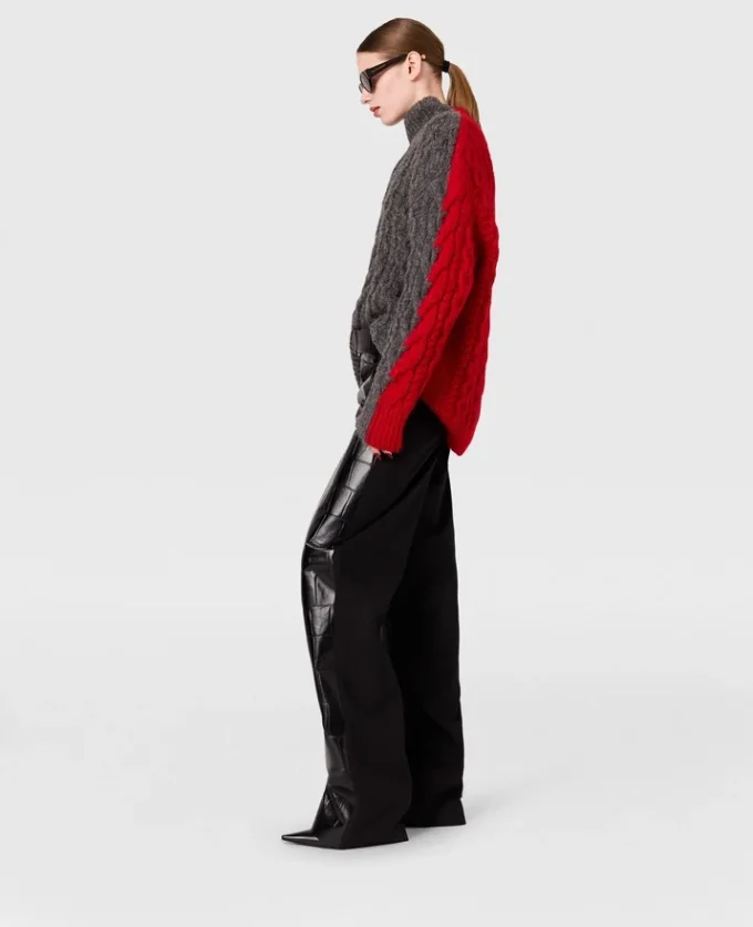 Tröja med snörda ärmar och kabelstickad turtleneck Tröja med snörda ärmar och kabelstickad turtleneck