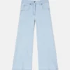 Utställda ljusblå jeans