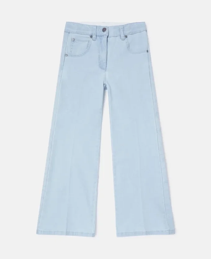 Utställda ljusblå jeans