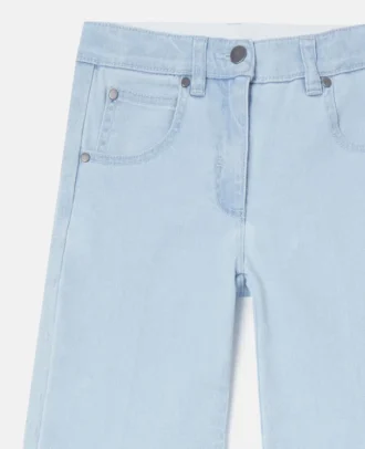 Utställda ljusblå jeans