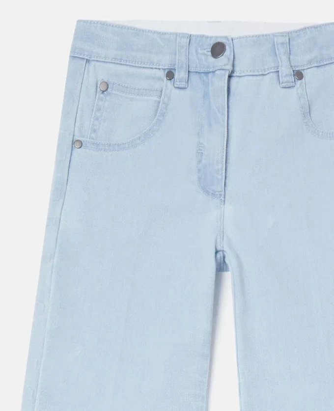 Utställda ljusblå jeans