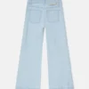 Utställda ljusblå jeans